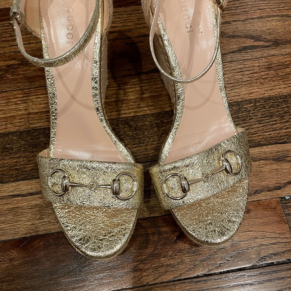 Gucci Gold Crackled Leather Carolina Horsebit Espadrille Wedge Sandals Size 41 - Picture 10 of 10
